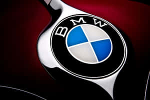 紅色引擎蓋上閃亮的BMW標誌，帶有反光鍍鉻飾邊。