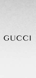 Gucci 標誌以黑色文字顯示在帶有紋理的灰色背景上。