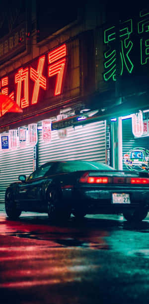 黑色跑車停在雨夜城市街道上發光的霓虹招牌下。
