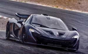 黑色McLaren P1在瀝青賽道上競速