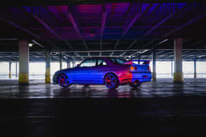 藍色跑車在空蕩蕩的停車場中被霓虹燈照亮。 — 日產 Skyline GTR R33 壁紙