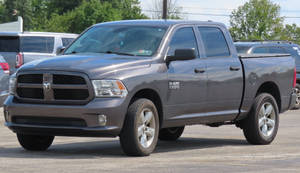 灰色道奇 Ram 1500 皮卡車停泊在停車場。 — 汽車 壁紙