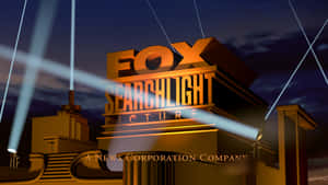 Fox Searchlight Pictures標誌在夜間與探照燈和星星一同發光。