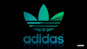 青綠色Adidas標誌，帶有三條紋和品牌名稱，位於黑色背景上並有反射。