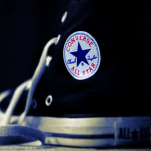 黑色Converse Chuck Taylor All Star運動鞋，白色鞋帶和鞋底。