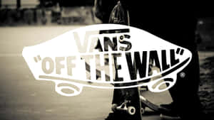 Vans Off The Wall 標誌出現在一個人手持的滑板上。 — Vans GIF 壁紙