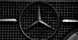 復古汽車鬼面罩上的平治星形徽章近距離特寫。