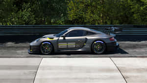 灰色保時捷911 GT3 RS賽車在賽道上，背景有綠色樹木。