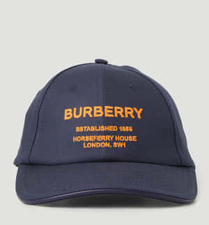 深藍色 Burberry 帽子，帶有橙色品牌文字和地址詳細信息。 — Honor Magic V 壁紙