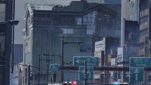 灰色天空下，帶有澀谷招牌和現代建築的雨東京街道。