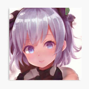 銀色頭髮和藍色眼睛的動漫女孩溫柔地微笑。