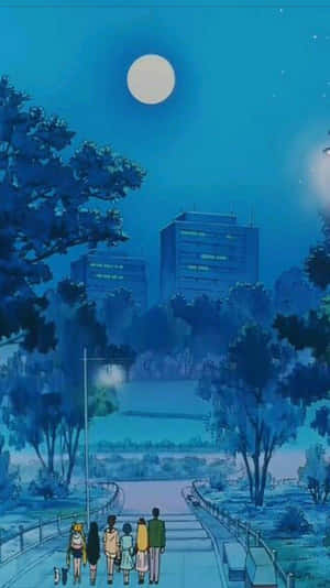 四人在滿月下走在藍色調的夜間城市橋樑上。