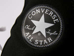 帆布運動鞋上的黑色Converse All Star標誌布章。