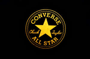 黑色背景上嘅金色Converse All Star標誌