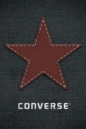 紅色星星補丁帶白色縫線，深色牛仔布上，Converse標誌。