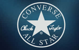 Converse Chuck Taylor All Star 標誌在藍色牛仔布背景上