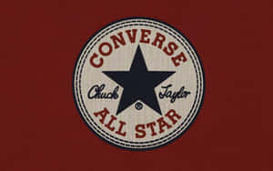紅色布料背景上的Converse Chuck Taylor All Star標誌貼片。