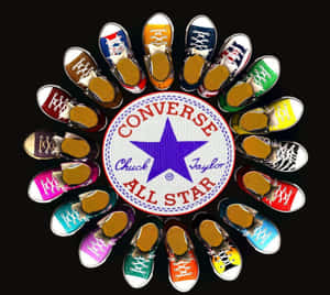 圍繞品牌標誌的多色Converse運動鞋圓形排列。