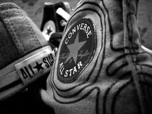 復古Converse All Star運動鞋的特寫，可見標誌和布料紋理。