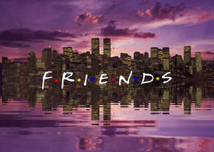 Friends 電視節目標誌喺日落時分嘅城市天際線嘅水面上倒映。 — 紐約市 壁紙
