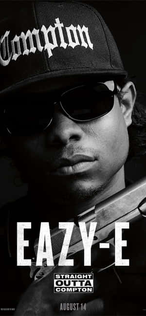 Eazy-E 戴著 Compton 帽和太陽眼鏡，手持槍枝，帶有電影標題文字。