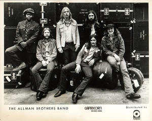 The Allman Brothers Band 的黑白照片，包含樂器和設備箱。 — 音樂 GIF 壁紙