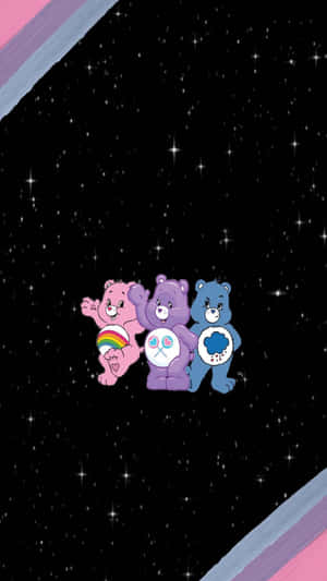 三隻 Care Bears 漂浮在繁星點點的夜空，帶有色彩繽紛的宇宙條紋。