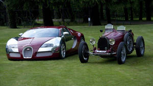 兩輛栗色Bugatti汽車，復古與現代，停在草地上。