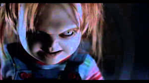恐怖娃娃Chucky，雙眼發光、露出邪惡笑容。