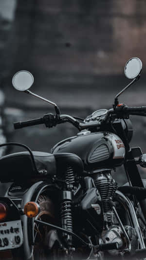 經典黑色 Royal Enfield 電單車停放在城市街道上