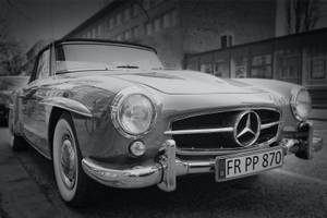 復古Mercedes-Benz 300SL Gullwing以黑白風格停泊在城市街道上。 — 汽車 壁紙