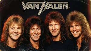 Van Halen 樂隊照片，四位微笑的成員和上方標誌
