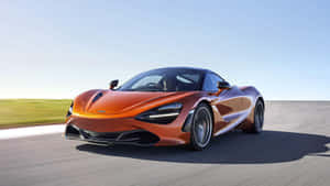 橙色McLaren 720S在日落時分的賽道上飛馳