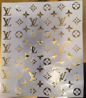 金色Louis Vuitton品牌貼紙，帶有字母組合和花卉圖案。