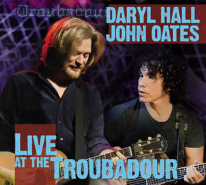 Daryl Hall 和 John Oates 在 Troubadour 的舞台上彈奏結他。