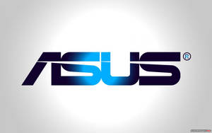 灰色背景上帶有藍色和黑色漸變的 ASUS 品牌標誌