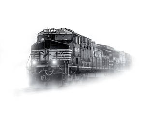 一輛黑白貨運列車在霧中行駛，車頭燈閃爍。