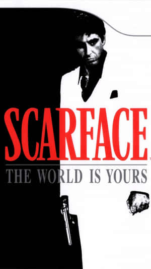 Scarface電影海報，白色西裝男子持槍，紅色文字。
