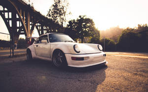 日落時分，白色保時捷911 Turbo停泊在橋下。