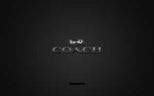 Coach品牌標誌，帶有馬車徽章，置於深色紋理背景上
