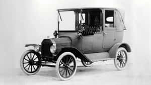 經典黑白工作室照片，展示一輛復古福特Model T汽車。