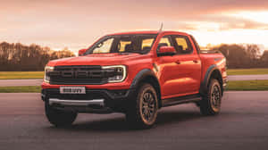日落時分停在瀝青路上的紅色福特 Ranger Raptor 皮卡車。 — 老福特貨車 壁紙