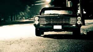 夜晚潮濕街道上路燈下停泊的老爺車。 — 老福特貨車 壁紙