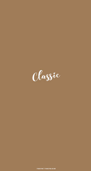米色背景上以白色草書字體顯示Classic。