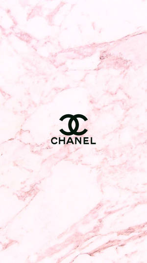 粉紅色大理石牆紙，中央有黑色 Chanel 標誌。
