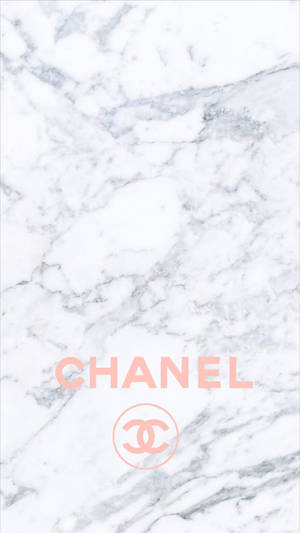 帶有灰色紋理的白色大理石和粉紅色 Chanel 標誌。