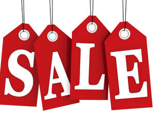 四個紅色促銷標籤並排懸掛，用白色字母拼出SALE。