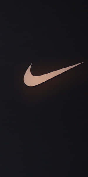 一個在深色背景上照亮的白色Nike Swoosh標誌。