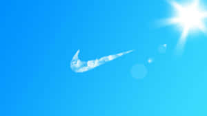 形狀像Nike swoosh的白雲襯托藍天與明亮太陽