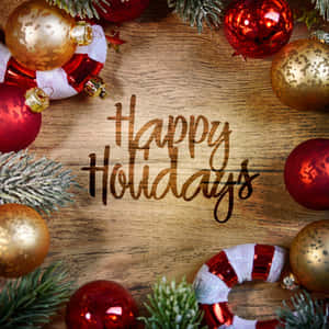 Happy Holidays 文字被紅色金色裝飾和松樹環繞在木頭上。